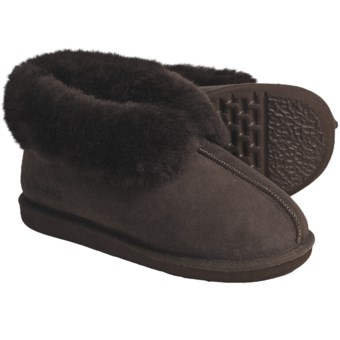 Acorn Ram Island Slippers - Sheepskin (For Men) in Chocolate