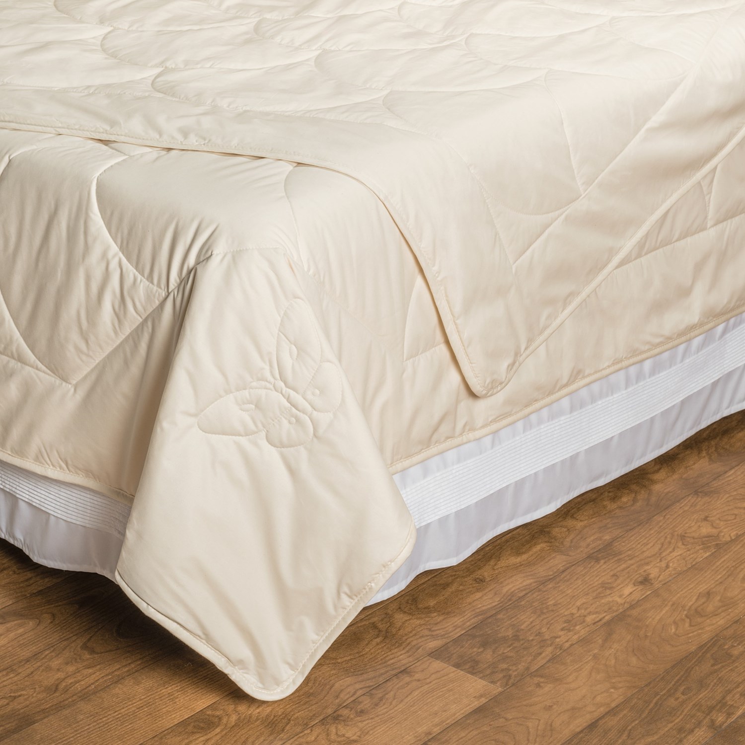 DownTown Natural Choices SilkFilled Comforter Queen Save 32