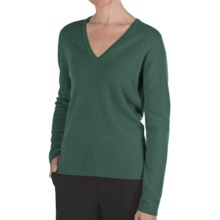 Johnstons of Elgin Classic Cashmere V-Neck Sweater - 21-Gauge (For Women) in Emerald - Closeouts