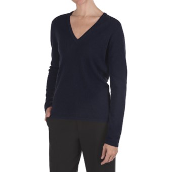 Johnstons of Elgin Classic Cashmere V-Neck Sweater - 21-Gauge (For Women) in Nero Navy