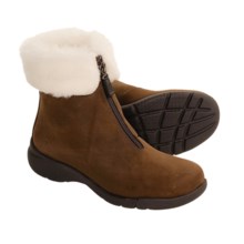 La Canadienne Tess Boots - Shearling Lining (For Women) in Brown Nubuck - Closeouts