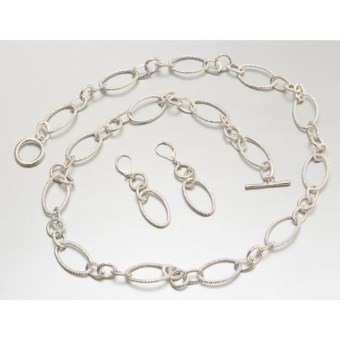 Majestic Oval Chain-Link Necklace and Earring Set in Silver