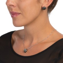 82%OFF 女性のジュエリーセット モンタナ銀細工スタッズクロスネックレスとイヤリングセット Montana Silversmiths Studded Cross Necklace and Earring Set画像