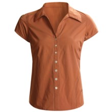 Mountain Hardwear Scenic Route Shirt - UPF 25, Short Sleeve (For Women) in Rum - Closeouts