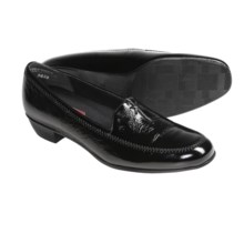 Munro American Lauren Loafer Shoes (For Women) in Black Patent Crinkle - Closeouts