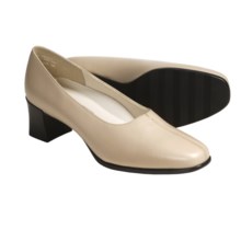 Munro American Meredith Pumps (For Women) in Bone Leather - Closeouts