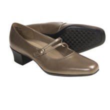 Munro American Sarah Pumps (For Women) in Pewter Metallic Kid - Closeouts