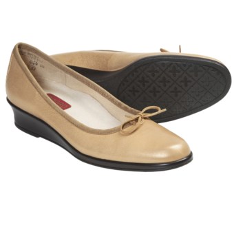 Munro American Sydney Shoes - Wedge Heel (For Women) in Gold Metallic