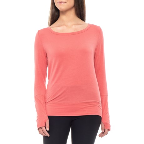 CLOSEOUTS. Made from a lightweight Lenzing modaland#174; blend, prAnaand#39;s Synergy T-Shirt gets bonus style points for itand#39;s open back design with wrap detail and elongated cuffs enhanced with thumbholes. Available Colors: RHUBARB. Sizes: 2XS, XS, S, M, L, XL, 2XL.