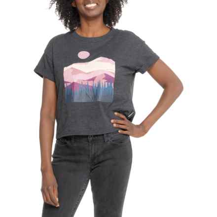 Bearpaw Colorful Mountain Scenery Crop T-Shirt - Short Sleeve in Black