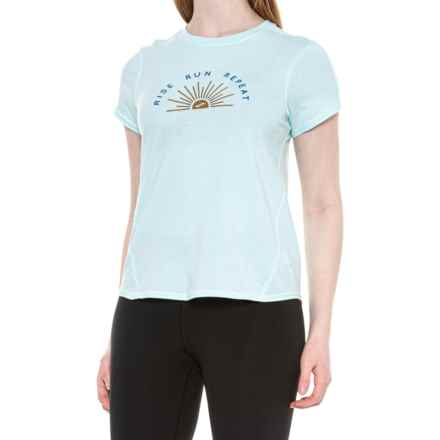 Brooks Distance Graphic T-Shirt - Short Sleeve in Ice Blue/Rise And Run