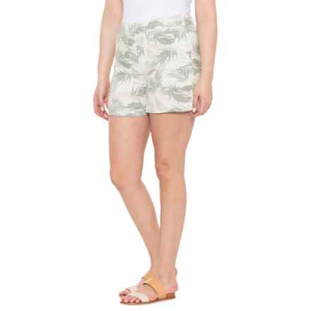 C&C California Linen Patch Pocket Pull-On Shorts in Layered Palms Sage 003
