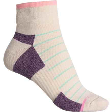 DR MOTION Outdoor Compression Simple Stripe Socks - Quarter Crew (For Women) in Ivory Marl