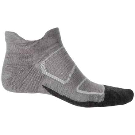 https://i.stpost.com/feetures-elite-merino-plus--light-tab-socks-below-the-ankle-for-men-and-women-in-gray-lava~p~555kc_01~440~40.2.jpg