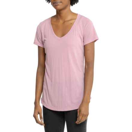 Lole Everyday V-Neck T-Shirt - Short Sleeve in Foxglove