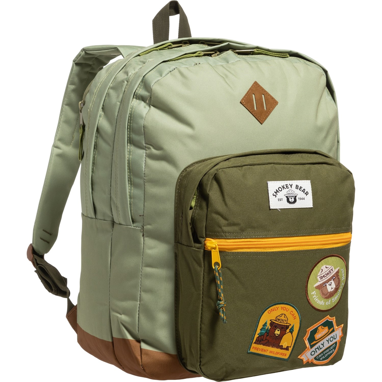 (取寄) マッドエンジン スモーキー セーフティー パッチ バックパック - グリーン Mad Engine Smokey Safety Patches Backpack - Green  Green Mad Engine Smokey Safety Patches Backpack - Green - Save 30%