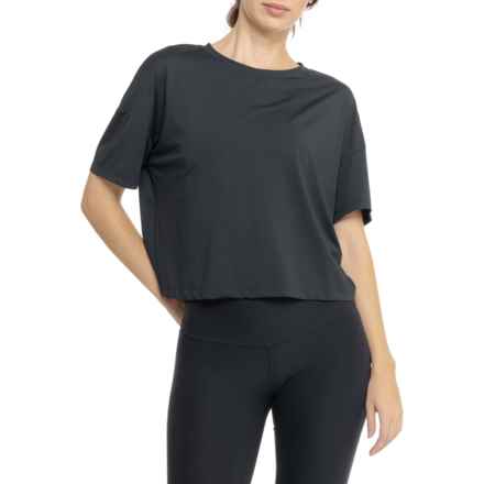 Mondetta Jacquard Mesh Active Cropped Boyfriend T-Shirt - Short Sleeve in Black