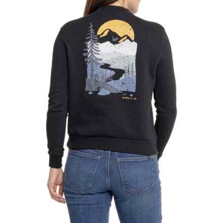 MOUNTAIN & ISLES Snowy Hike Graphic Sweatshirt in Black