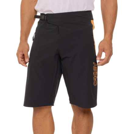 Oakley Seeker Shorts 2.0 in Blackout/Soft Orange
