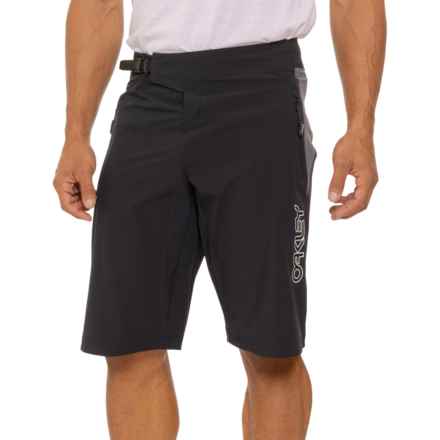 Oakley Seeker Shorts 2.0 in Blackout/Uniform Grey