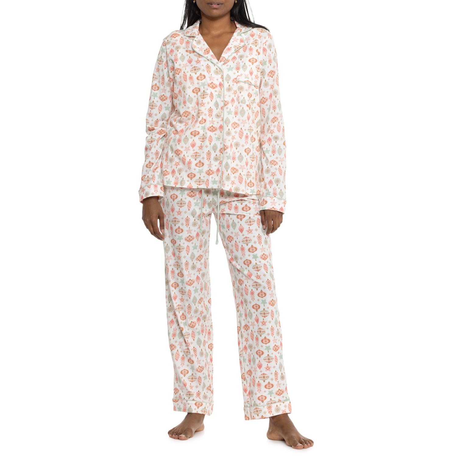 (取寄) ホリディ オーナメンツ ノッチ カラー パジャマ - オーガニック コットン, ロング スリーブ Poppy & Clay Holiday Ornaments Notch Collar Pajamas - Organic Cotton, Long Sleeve  Cream Multi Poppy & Clay Holiday Ornaments Notch Collar Pajamas - Organic