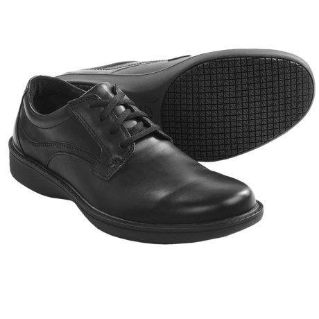 clarks men's slip resistant shoes