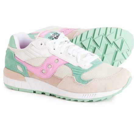Saucony Fashion Running Shoes (For Men) in Beige/Pink