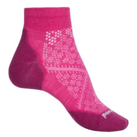 https://i.stpost.com/smartwool-phd-run-elite-low-cut-socks-merino-wool-ankle-for-women-in-bright-pink~p~281rx_03~440~40.2.jpg