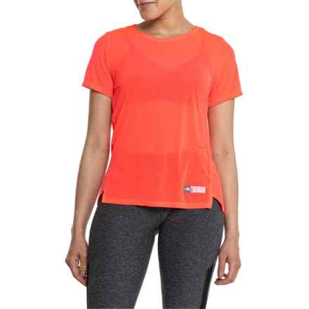 The North Face Sunriser T-Shirt - Short Sleeve in Brilliant Coral