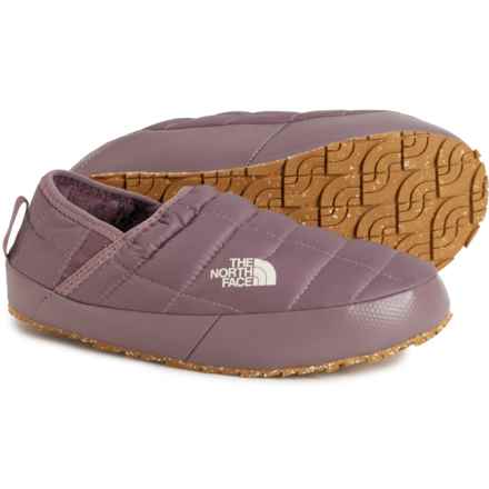 The North Face ThermoBall® Traction Mule V Slippers - Insulated, Slip Ons (For Women) in Fawn Grey/Gardeniawhite