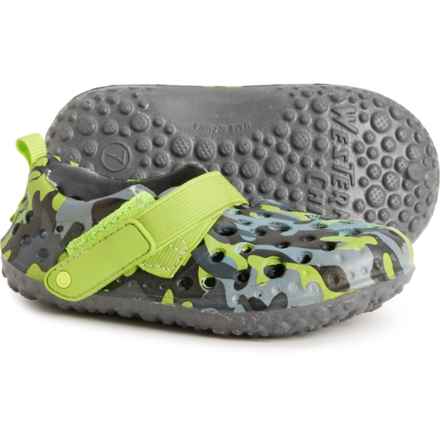 Western Chief Little Boys and Girls Surfer Camo Sandals in Gray
